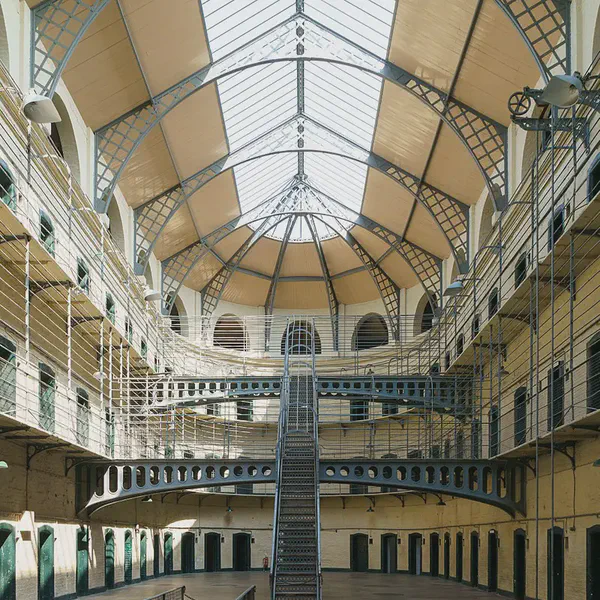 /images/tich/800px-Kilmainham_Gaol_Main_Hall_2016-06-03.webp