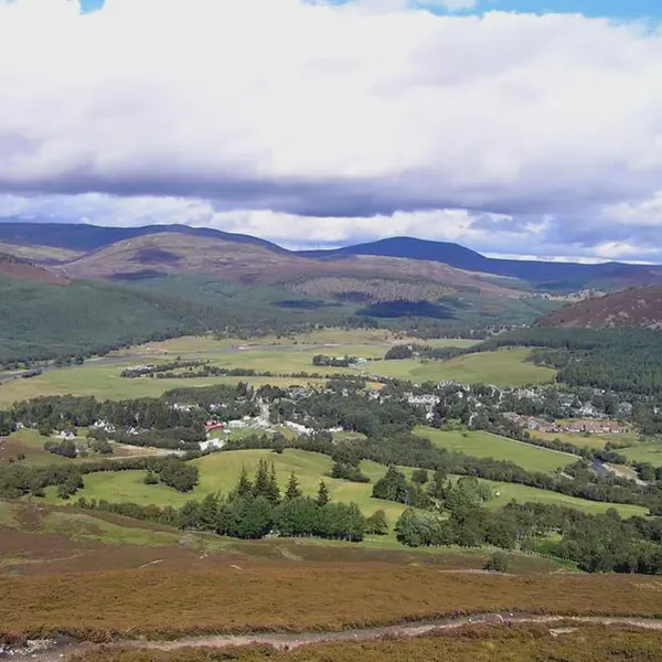 /images/tich/Braemar_from_morrone_01SEP06.webp