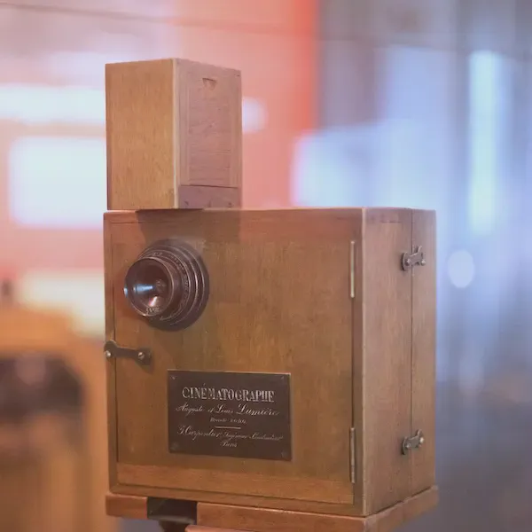 /images/tich/Institut_Lumière_-_CINEMATOGRAPHE_Camera.webp