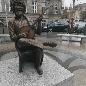 Luke Kelly, lead vocalist and 5-string banjo member of the Dubliners, dies